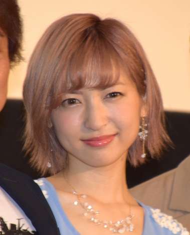 新婚の神田沙也加、左手薬指に指輪きらめかせ舞台あいさつ
