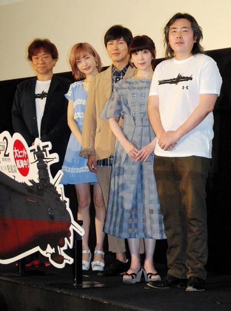 新婚の神田沙也加、左手薬指に指輪きらめかせ舞台あいさつ