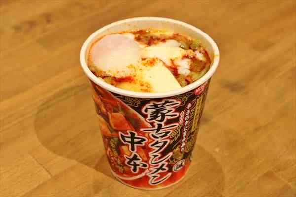   セブンの激辛カップ麺「蒙古タンメン中本」の激ウマアレンジを試してみた - トゥギャッチ
