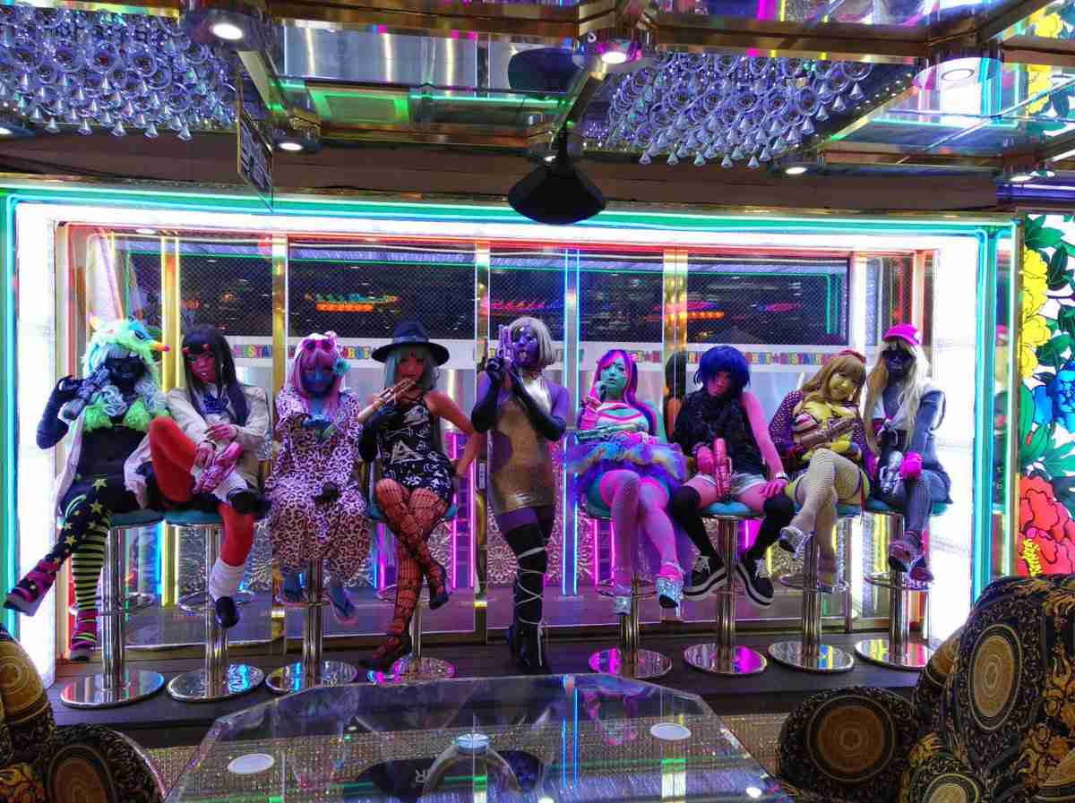 「#異色肌ギャル」がポップすぎる！別世界から来たような極彩色のギャルたち