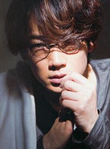 綾野剛、メガネ姿を公開「めちゃめちゃ好青年」など大絶賛の声