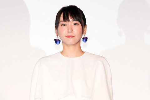 ＜新垣結衣＞フリルブラウスとスカートで可愛く　戸田恵梨香は赤ドレス＆比嘉愛未は白ミニワンピ （毎日キレイ） - Yahoo!ニュース