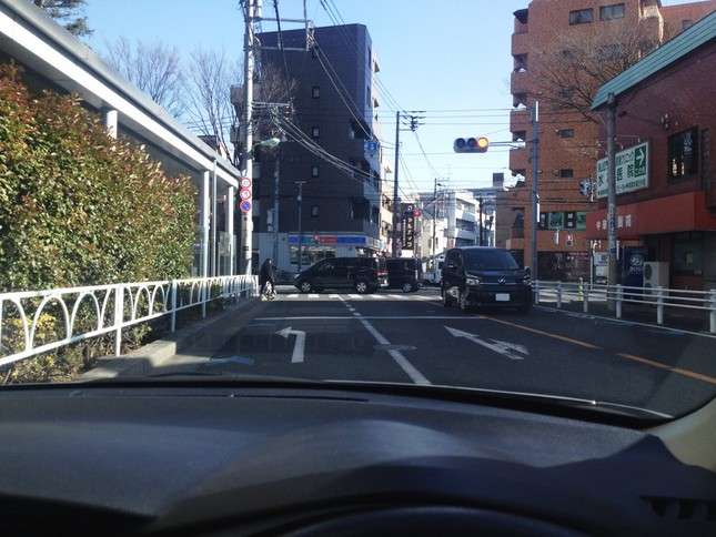 交差点左折で車の「左幅寄せ」に賛否 「怖い」「教習所で教わった」