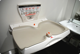 トイレの「オムツ替えベッド」を倒したままにしないでほしい。なぜなら…