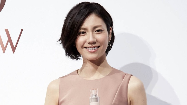 松下奈緒：ピンクベージュのノースリーブワンピで上品肌見せ　新DEWイメージモデルに - 毎日キレイ