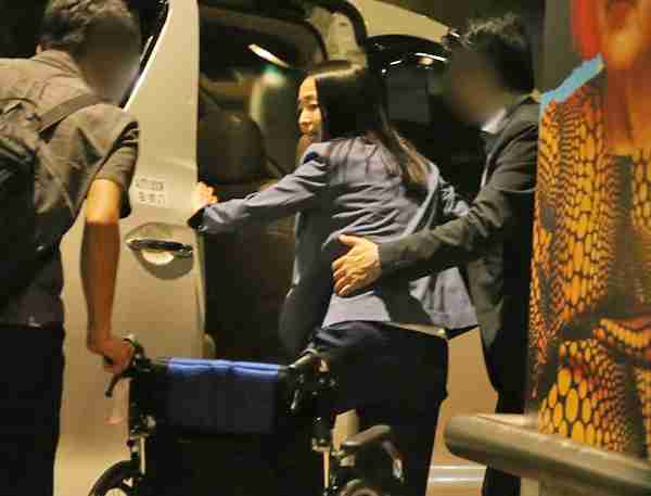 夫が押す車椅子に乗る松田聖子、羽田空港での姿