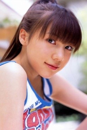 仲里依紗、中尾明慶の“顔入りTシャツ”着こなし　バースデーでサプライズ