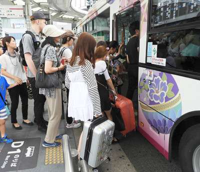 キャリーバッグに路線バス困惑　京都、観光客持ち込み混雑