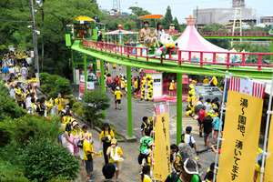 大分「湯～園地」盛況、行列3時間　バスタオル姿の人も