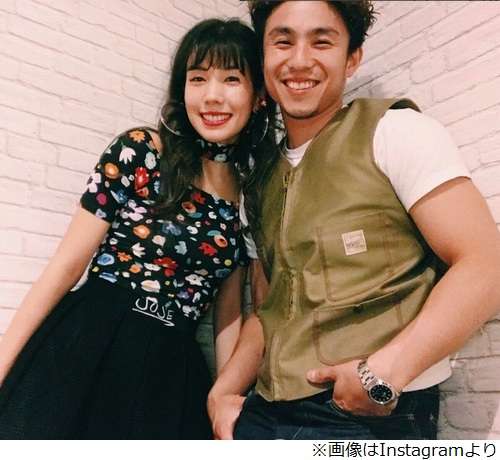 仲里依紗、中尾明慶の“顔入りTシャツ”着こなし　バースデーでサプライズ