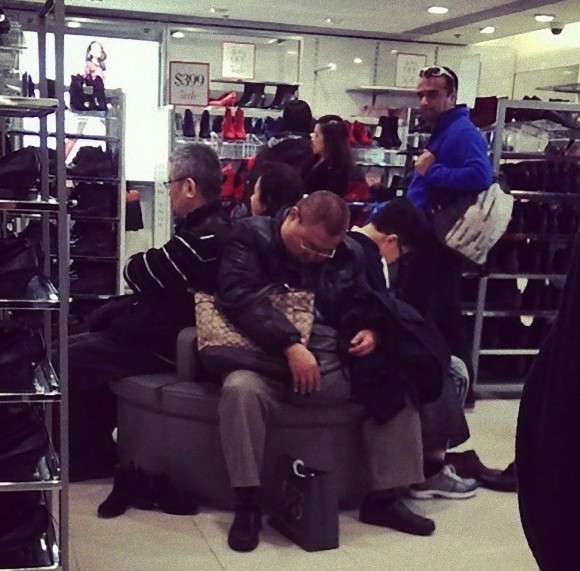 女性の買い物に付き合わされて魂根こそぎもっていかれた悲惨な男性たちの画像ギャラリー : カラパイア