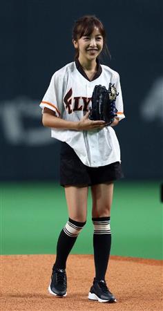 2017年6月24日　板野友美、始球式で“後輩”大谷にエール「復活されたんですよね」