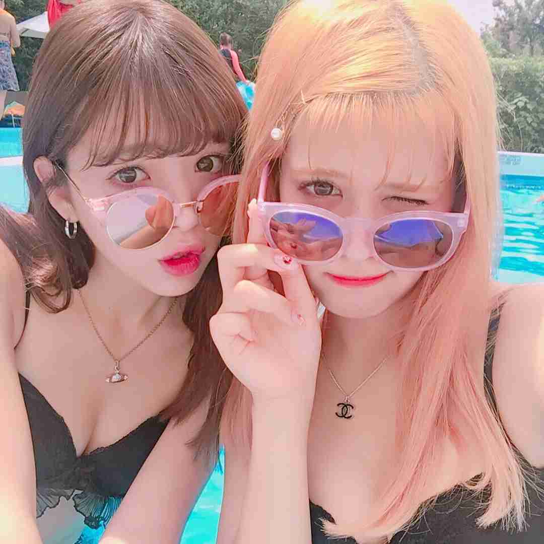 藤田ニコル＆紗蘭、お揃い黒ビキニで”朝プール” 色白美ボディに視線集中
