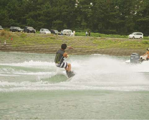 加護亜依、ウエイクボードをする夫にノロケ全開「カッコ良すぎて惚れ惚れ」