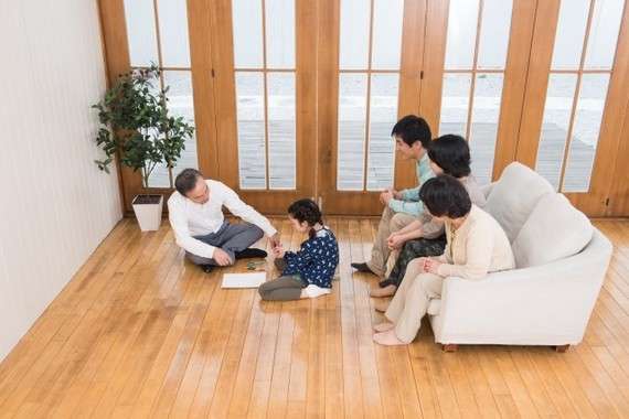 「孫疲れ」、高齢者は気をつけて…お盆で帰省も世話に疲れるうえ感染症が迫る