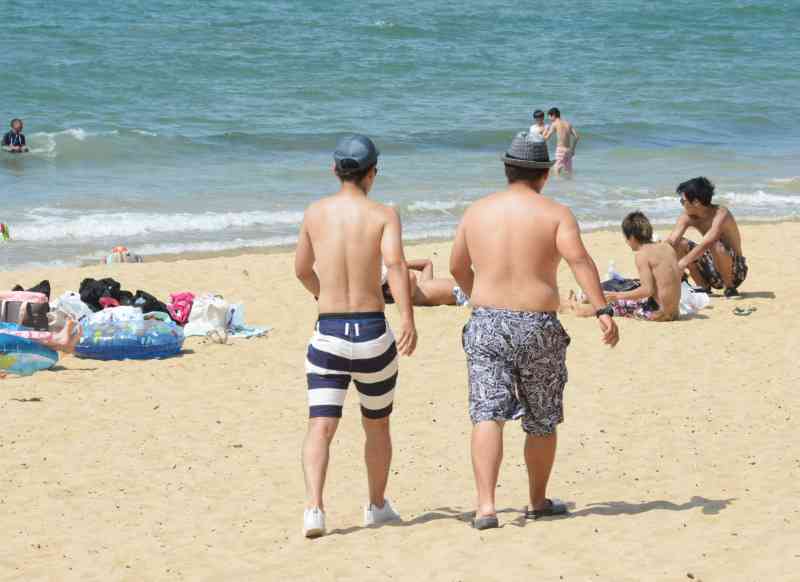 海パン刑事　真夏のビーチで活躍中　福岡、置き引き警戒
