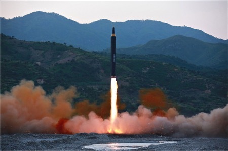 ミサイル、日本上空通過も＝グアム沖に4発発射検討―中旬までに計画と威嚇・北朝鮮 （時事通信） - Yahoo!ニュース