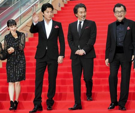 福山雅治も素足に革靴 萌えコメント殺到