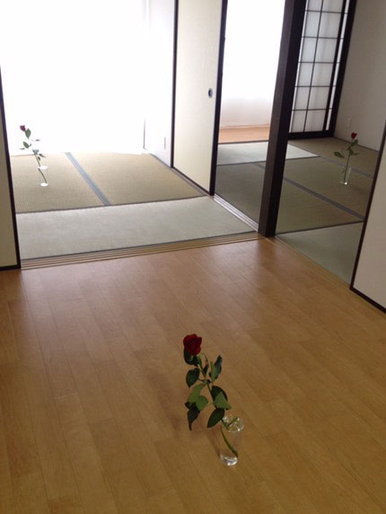 事故物件住みます芸人が体験した本当にヤバい話「畳をめくると血痕」
