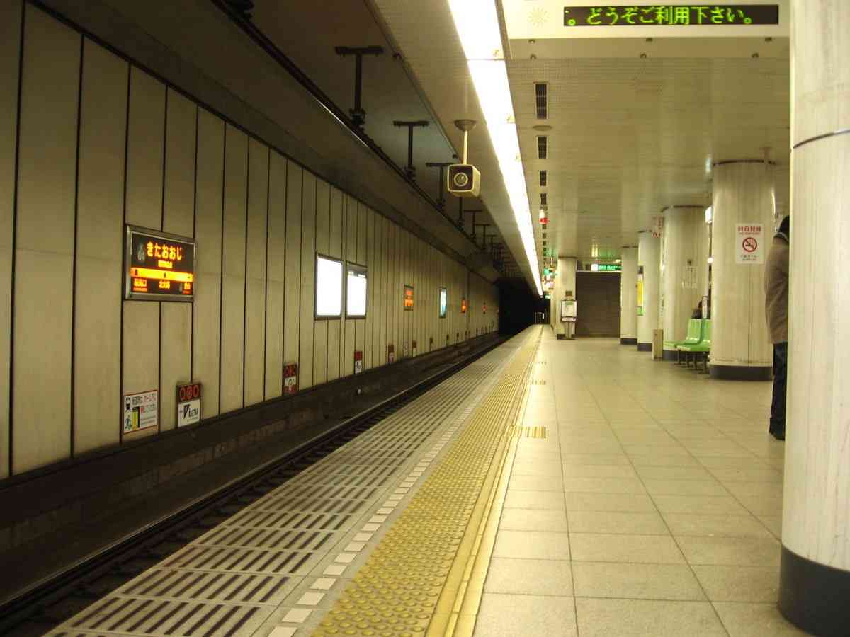 京都市営地下鉄駅で視覚障害者が転落、大学生らが30秒で救出