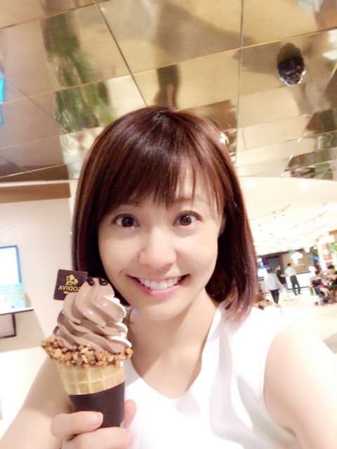 小林麻耶、ハワイでのんびり 母娘ツーショットも笑顔で