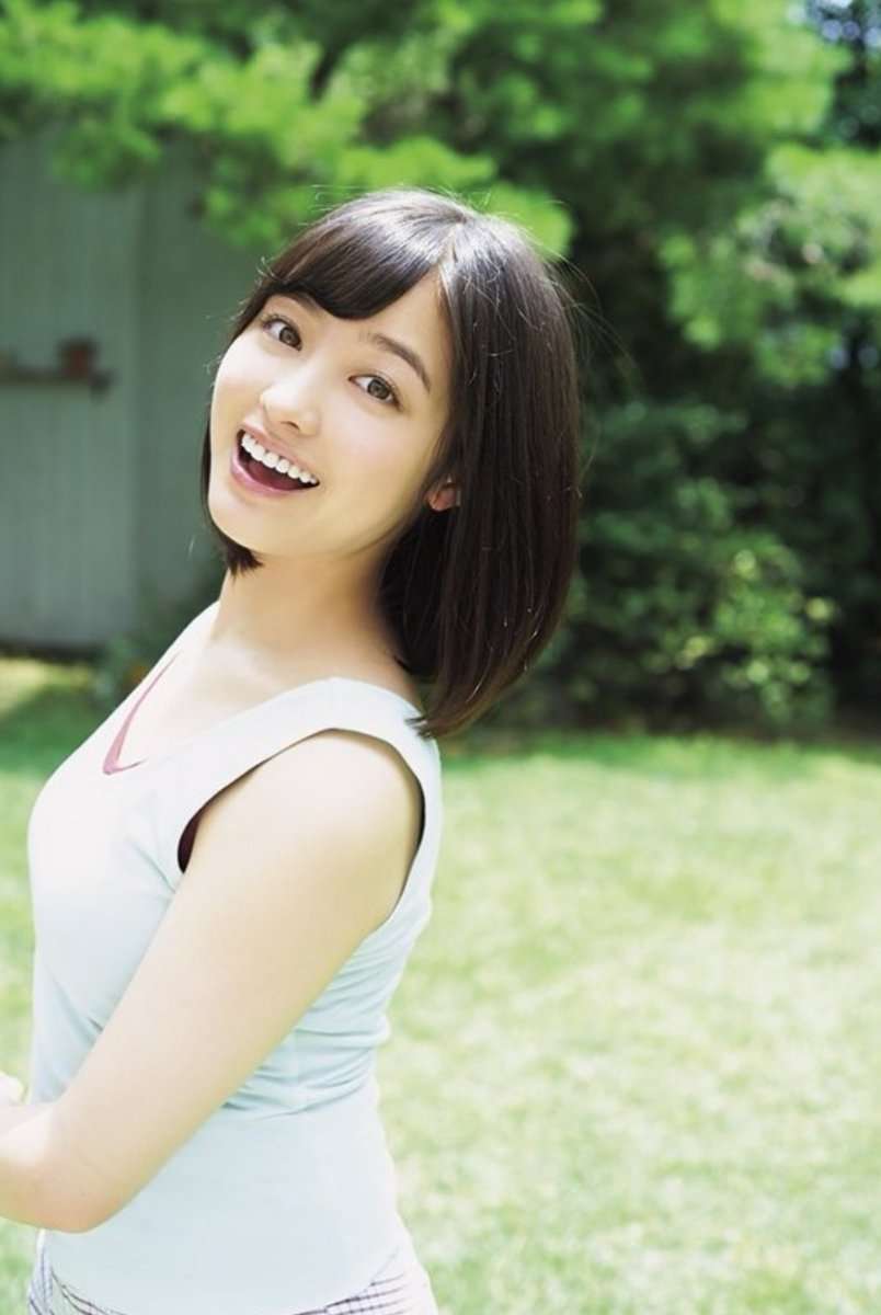 橋本環奈、純白ワンピースをまとい天使のスマイル　輝く美脚も披露