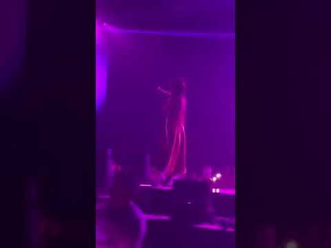 アリアナ・グランデ 来日ライブ 日本語MCがやたらうまい件 - YouTube