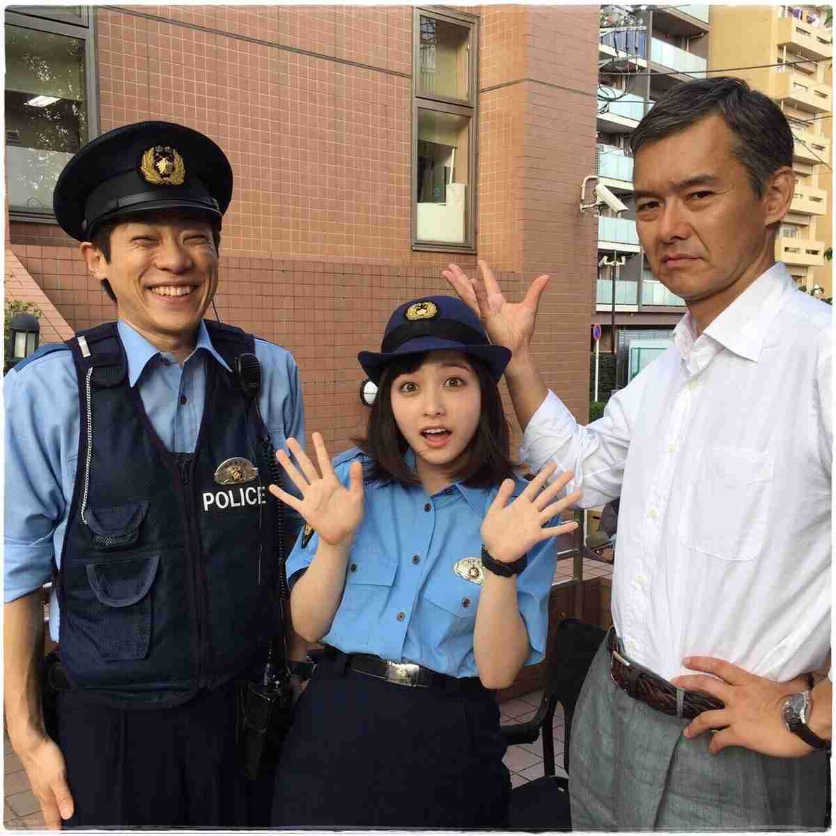 橋本環奈、純白ワンピースをまとい天使のスマイル　輝く美脚も披露