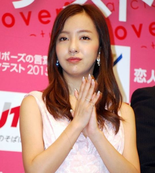 板野友美の写真集、白石麻衣に次ぐスピード重版決定　書店も「今年に入って最大の人気」とコメント
