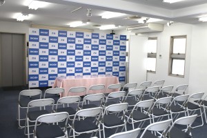 板野友美の写真集、白石麻衣に次ぐスピード重版決定　書店も「今年に入って最大の人気」とコメント
