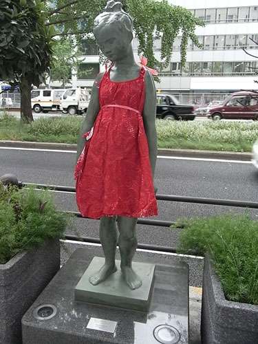 asahi.com（朝日新聞社）：御堂筋の「赤い服」が示した「作品の価値」 - 上間常正のアッと＠モード