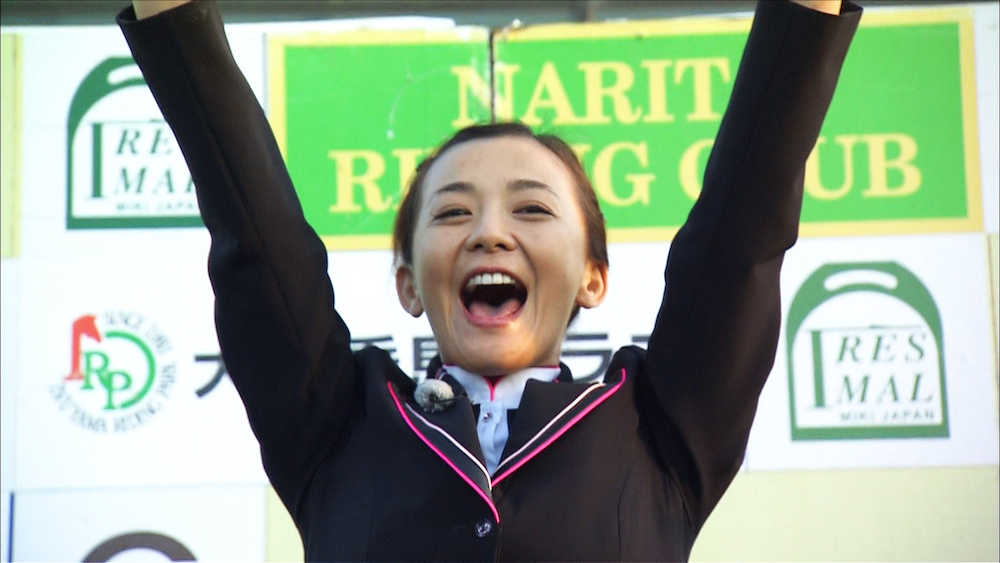 保田圭　新幹線で仲の良い華原朋美と遭遇、頭にキスされる姿公開