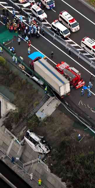 バス横転、高校生2人が心肺停止　16人搬送　徳島