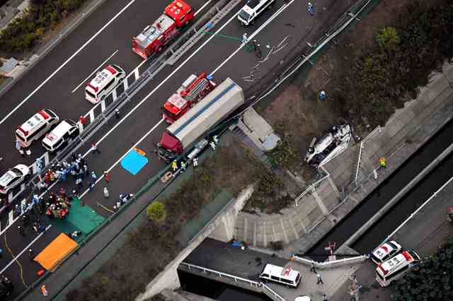 バス横転、高校生2人が心肺停止　16人搬送　徳島