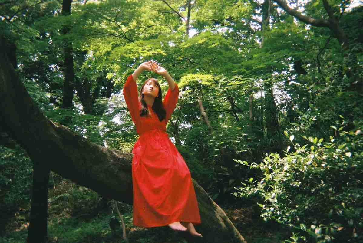 川栄李奈　“使い捨てカメラ”でアナログ感溢れる1枚に「森の妖精降臨」の声