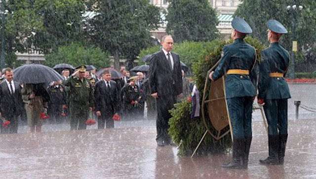 「無名戦士の墓」式典でプーチン大統領が大雨の中傘をささずに参加。その理由があまりにもカッコいいと話題 | Share News Japan