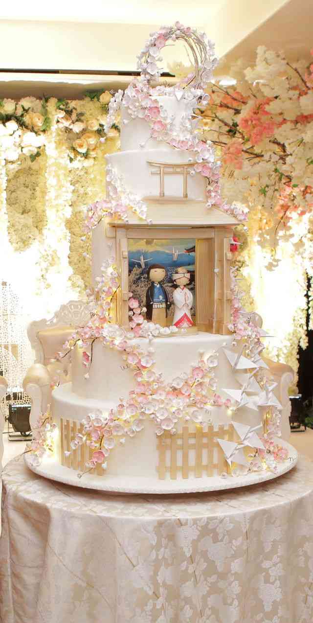 新郎新婦から、主役の座を奪ってしまうウエディングケーキ