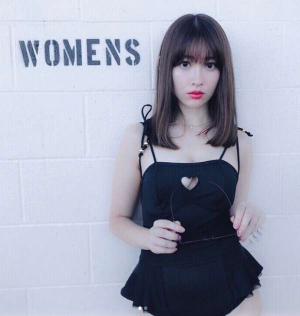 小嶋陽菜、“ハートからマシュマロ谷間”バックスタイルもセクシーな水着に反響　NMB48吉田朱里らも注目のブランド