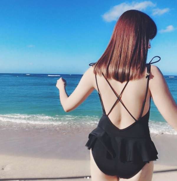 小嶋陽菜、“ハートからマシュマロ谷間”バックスタイルもセクシーな水着に反響　NMB48吉田朱里らも注目のブランド