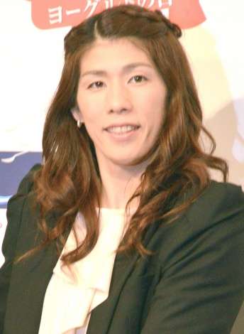 吉田沙保里、ワンダーウーマンコスプレで最強の美女戦士に変身！