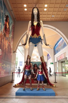 吉田沙保里、ワンダーウーマンコスプレで最強の美女戦士に変身！