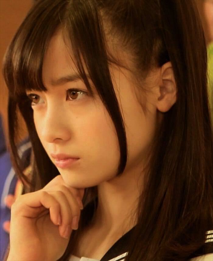 橋本環奈、純白ワンピースをまとい天使のスマイル　輝く美脚も披露