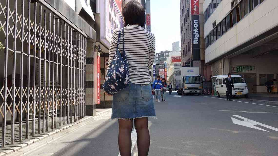 スマホ販売員が風俗で働かざるをえない事情…3カ月更新の派遣で将来を考えるのは難しい