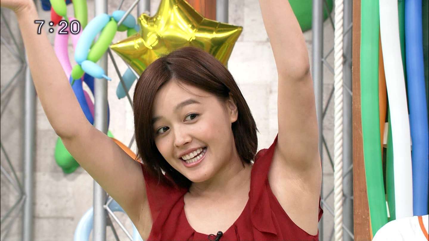 橋本環奈、純白ワンピースをまとい天使のスマイル　輝く美脚も披露