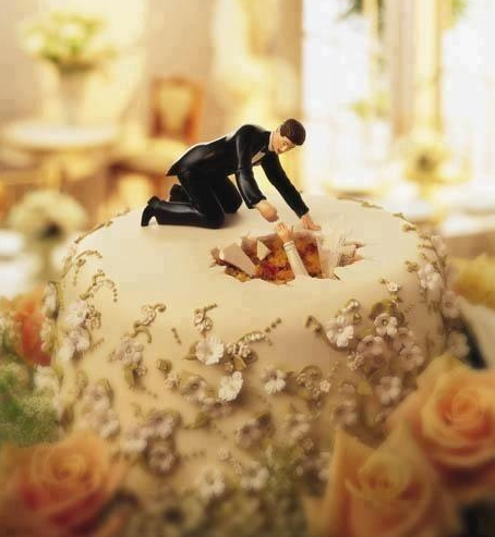 新郎新婦から、主役の座を奪ってしまうウエディングケーキ