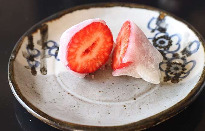 オープン前から行列ができる、あまおう苺が入った季節限定の和菓子「いちごの雫」 - ippin（イッピン）