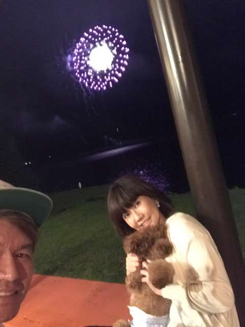 ヒロミ、松本伊代と花火を見物…ツーショット写真にファン「ほっこりする」