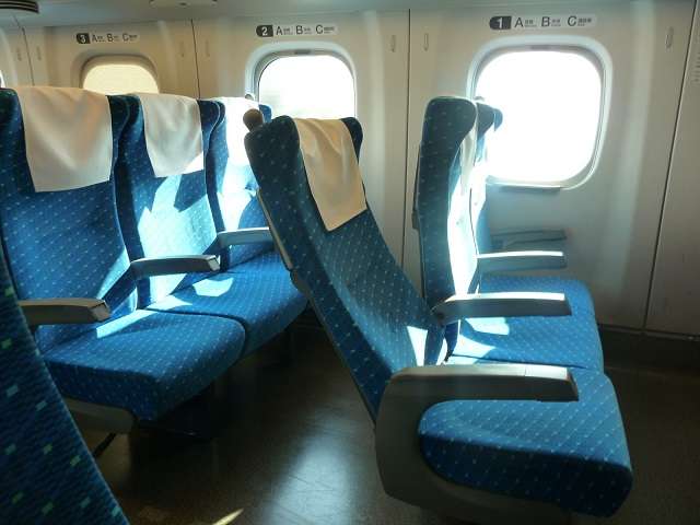 電車などで座席を倒すとき、後ろの人に断ってから倒しますか？