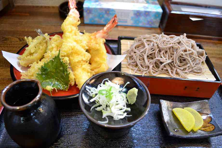 浜崎あゆみ、胸元全開でそば屋へ　黒パーカーにシャネル・ニット帽　「オーラやばたん」