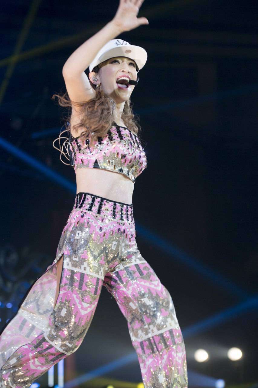 浜崎あゆみ、胸元全開でそば屋へ　黒パーカーにシャネル・ニット帽　「オーラやばたん」